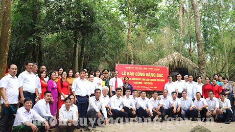 Đoàn đại biểu tiêu biểu huyện Yên Sơn báo công tại Khu di tích quốc gia đặc biệt Tân Trào