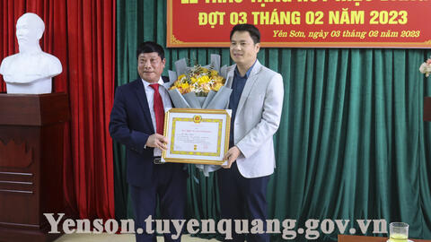 Chủ tịch UBND huyện Nguyễn Hữu Phương trao Huy hiệu 30 năm tuổi Đảng cho đảng viên