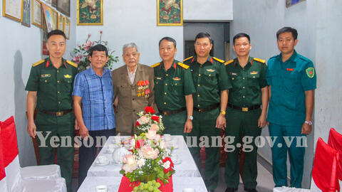 Lãnh đạo Bộ CHQS tỉnh Tuyên Quang thăm tặng quà chiến sĩ Điện Biên  trên địa bàn huyện Yên Sơn