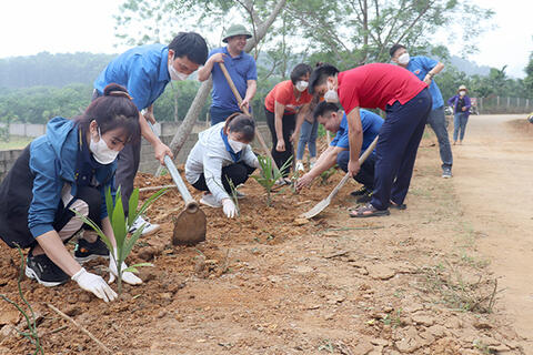Cán bộ Sở tư pháp và Trung tâm giáo dục nghề - Giáo dục thường xuyên huyện Yên Sơn thực hiện các hoạt động "3 cùng" tại xã Phúc Ninh