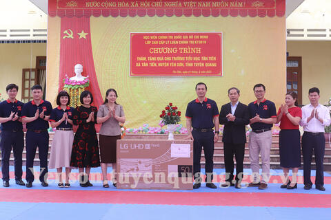 Học viên lớp cao cấp lý luận chính trị K73-B16, Học viện Chính tri Quốc gia Hồ Chí Minh tặng quà tại xã Tân Tiến