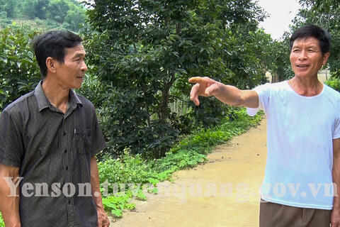 Hội viên Hội nông dân xã Xuân Vân hiến đất làm đường xây dựng nông thôn mới