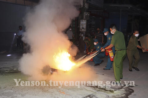 Thực tập Phương án chữa cháy và cứu nạn, cứu hộ Tổ liên gia an toàn PCCC tại thị trấn Yên Sơn