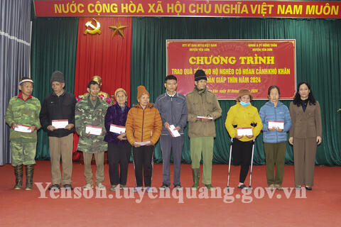 MTTQ huyện trao quà tết cho hộ nghèo xã Xuân Vân, Chiêu Yên