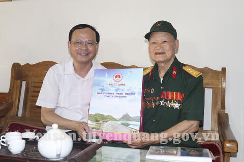 Lãnh đạo UBND tỉnh thăm tặng quà Chiến sĩ Điện Biên tại huyện Yên Sơn