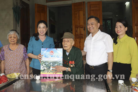 Đồng chí Lê Thị Kim Dung, Phó Bí thư Thường trực Tỉnh ủy, Chủ tịch HĐND tỉnh thăm, tặng quà chiến sỹ Điện Biên