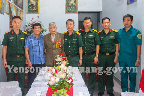 Lãnh đạo Bộ CHQS tỉnh Tuyên Quang thăm tặng quà chiến sĩ Điện Biên  trên địa bàn huyện Yên Sơn