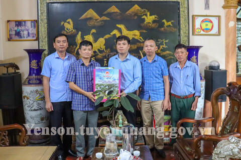 Chủ tịch UBND huyện thăm, tặng quà thân nhân gia đình các liệt sĩ tham gia Chiến dịch Điện Biên Phủ trên địa bàn huyện Yên Sơn