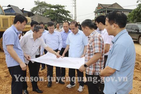 Các đồng chí lãnh đạo tỉnh kiểm tra tiến độ xây dựng các khu tái định cư cao tốc Tuyên Quang - Hà Giang giai đoạn 1
