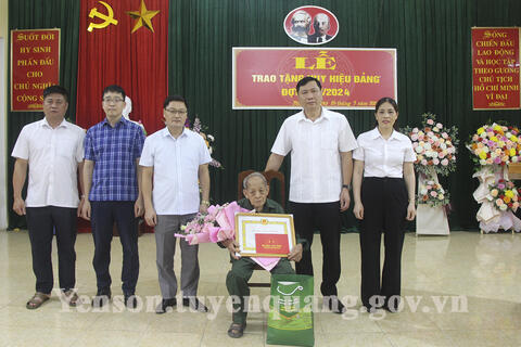 Đồng chí Trưởng Ban Nội chính Tỉnh ủy Phùng Tiến Quân trao tặng Huy hiệu 70 năm tuổi Đảng