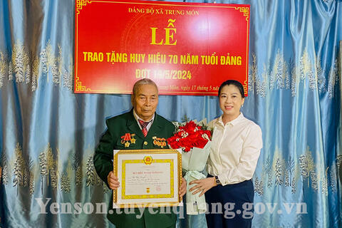 Đồng chí Lê Thị Kim Dung, Phó Bí thư Thường trực Tỉnh ủy, Chủ tịch HĐND tỉnh trao Huy hiệu 70 năm tuổi Đảng tại xã Trung Môn