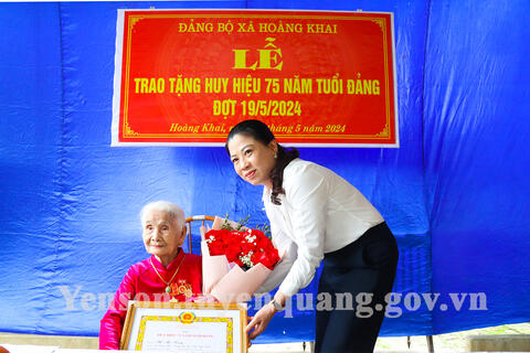 Đồng chí Lê Thị Kim Dung, Phó Bí thư Thường trực Tỉnh ủy, Chủ tịch HĐND tỉnh trao Huy hiệu 75 năm tuổi Đảng cho đảng viên tại xã Hoàng Khai
