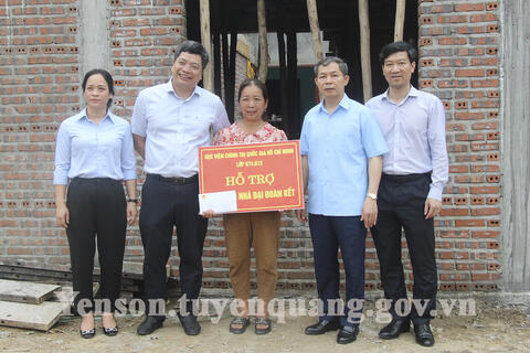 Lớp Cao cấp Lý luận chính trị  K74.B12 tặng nhà đại đoàn kết tại xã Tân Tiến