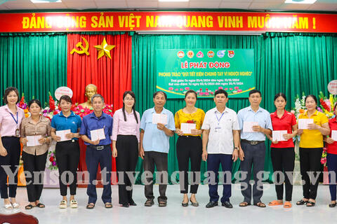 Phòng giao dịch Ngân hàng CSXH huyện Yên Sơn phát động phong trào “Gửi tiết kiệm chung tay vì người nghèo” tại xã Tân Long