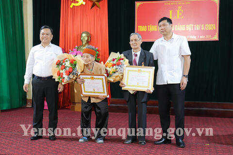 Đồng chí Phùng Tiến Quân trao Huy hiệu Đảng cho các đảng viên tại huyện Yên Sơn