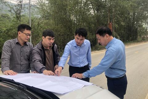 Chủ tịch UBND huyện Yên Sơn khảo sát địa điểm xây dựng Trạm Y tế xã Tân Tiến